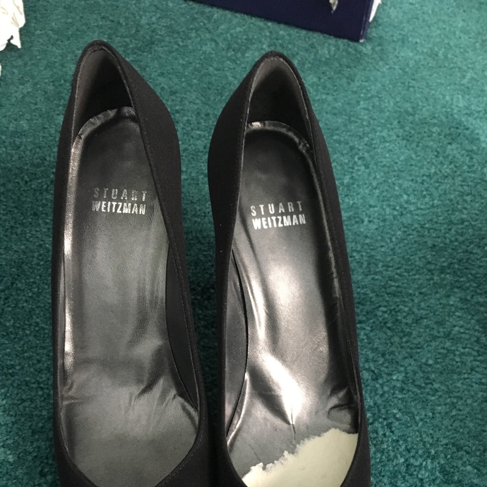 Plain black pointed toe pump